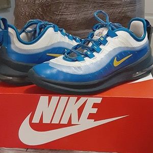 Nike Air Max Axis Size 6.5Y
